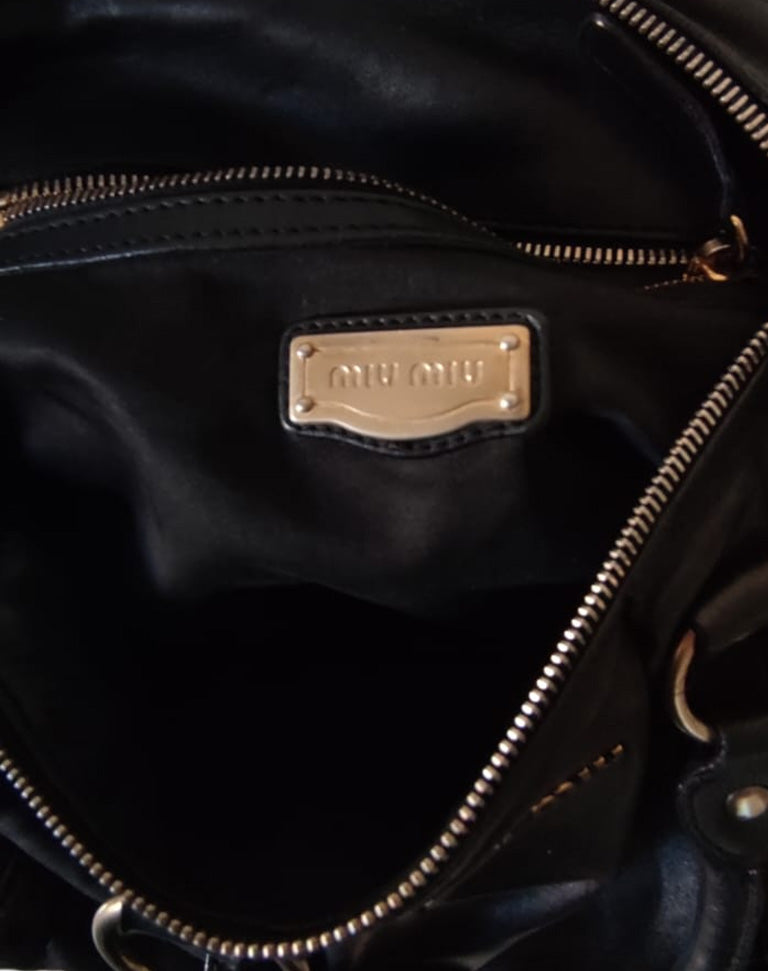 Borsa Miu Miu in pelle nera con tracolla e doppio manico Made in Italy anni 2010