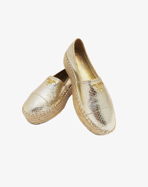 Prada Slip-On Espadrilles aus metallicfarbenem Schlangenleder in Gold, Größe 39, Kollektion 2020