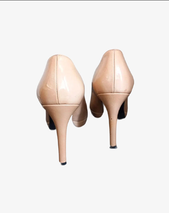 Stuart Weitzman décolleté nude in vernice con tacco alto e plateau con punta affusolata