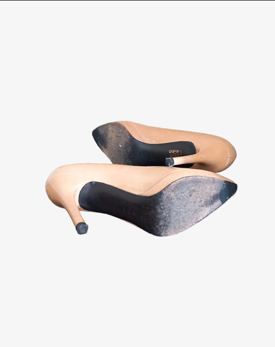 Stuart Weitzman décolleté nude in vernice con tacco alto e plateau con punta affusolata