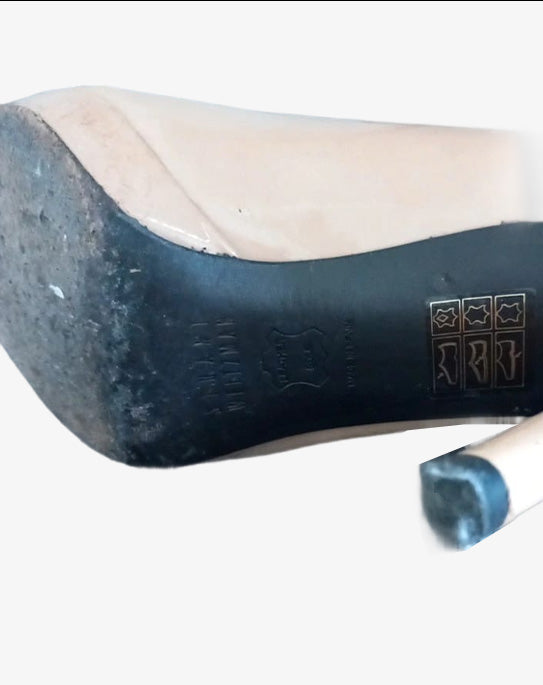 Stuart Weitzman décolleté nude in vernice con tacco alto e plateau con punta affusolata